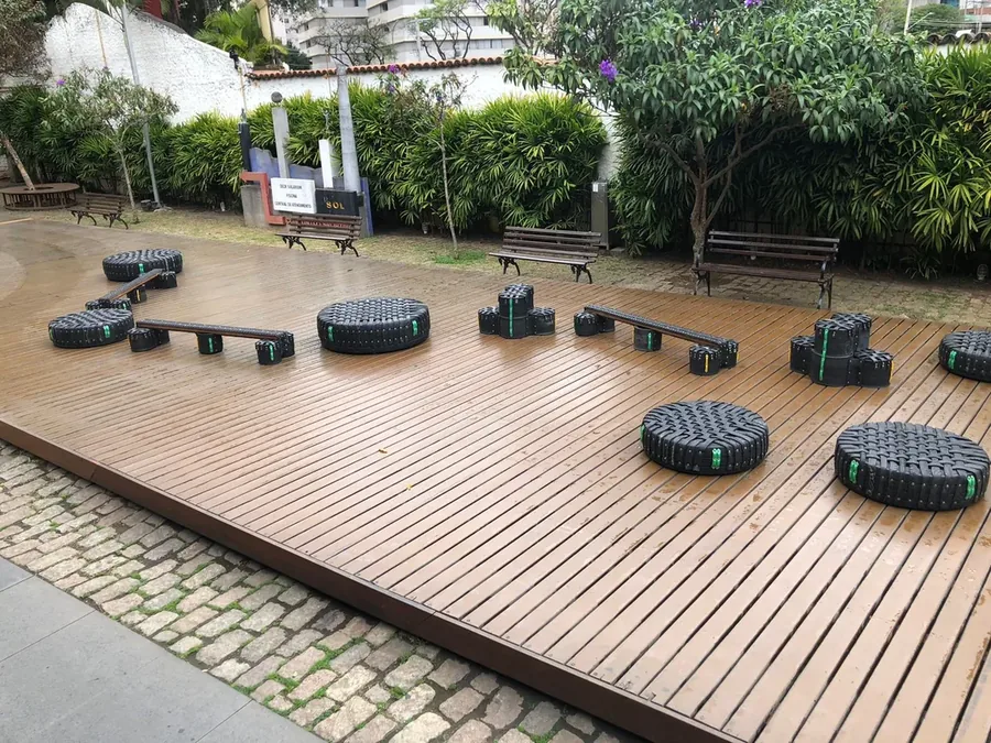 Circuito de Pneus em Gramado Escolar